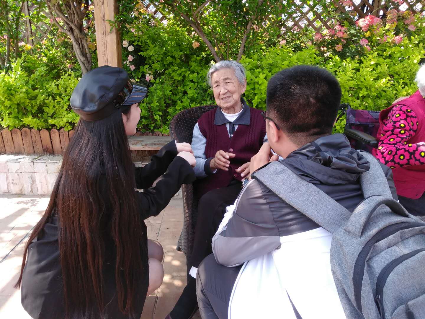 青年演员李暮雪来到济南市富翔老年公寓慰问老